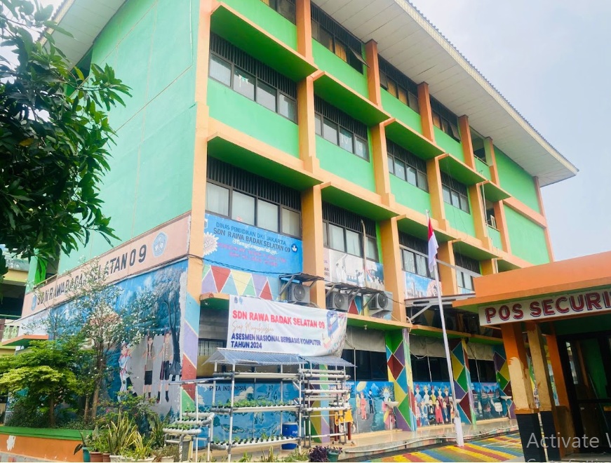 Tampak depan SDN Rawa Badak Selatan 09